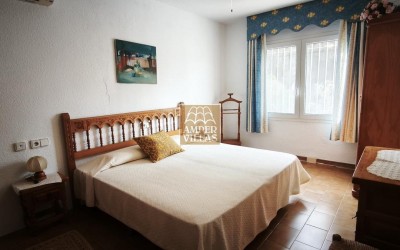 Spacious bungalow with a communal swimming pool and tennis court next to the golf club.